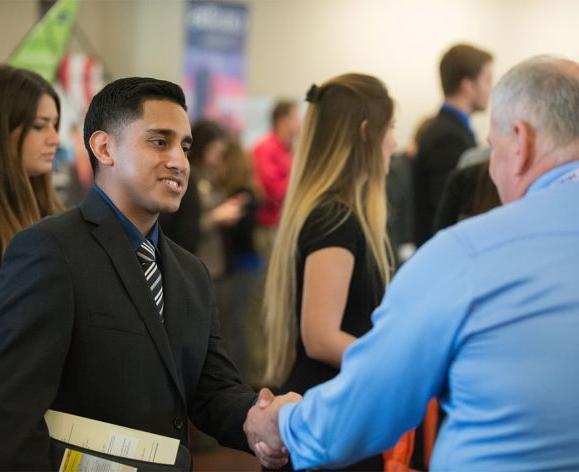 博彩平台网址大全 graduate students network with potential employers on the Stockton campus.